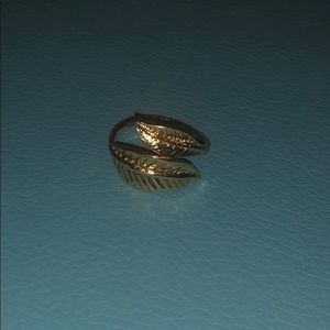 Beautiful Double Leaf Ring // Size 6